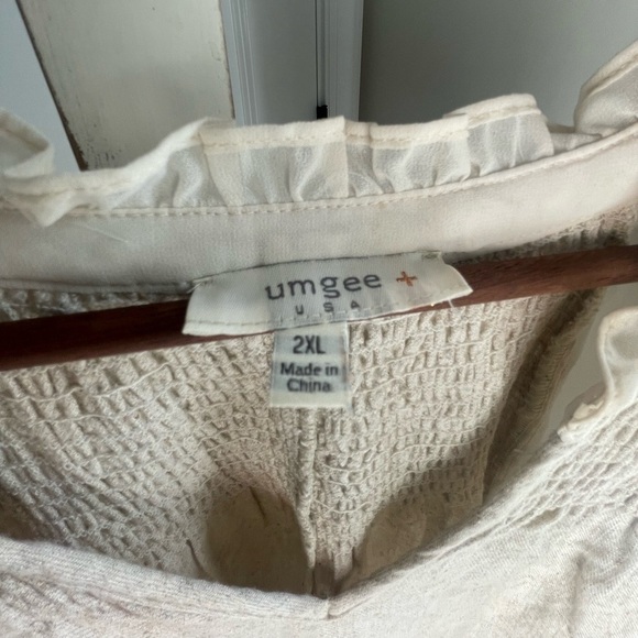Umgee Plus Cream Linen Peasant Top with Sheer Sleeves Size 2XL - Picture 2 of 7